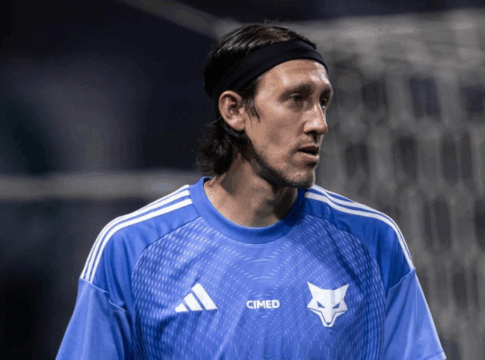 Goleiro Cássio vestido de azul e olhando para o lado