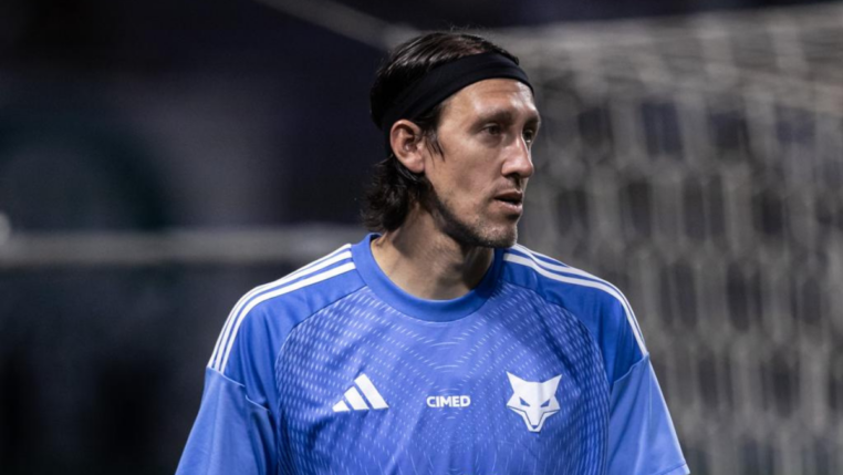 Goleiro Cássio vestido de azul e olhando para o lado