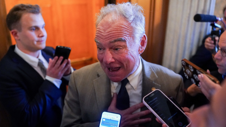 Senador Tim Kaine concede entrevista aos jornalistas