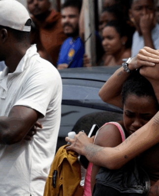 Mãe e filha choram abraçadas