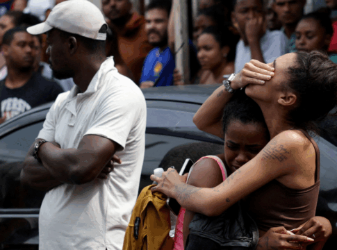Mãe e filha choram abraçadas