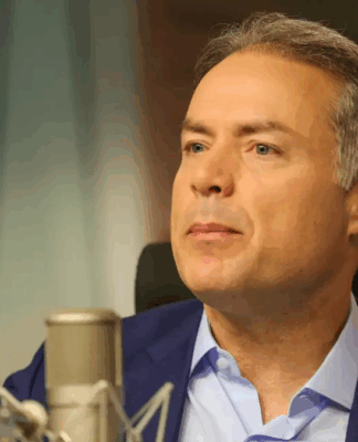 O ministro Renan Filho fala ao microfone