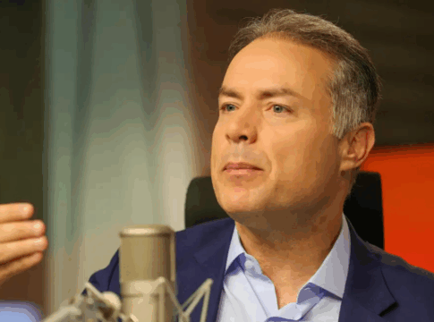 O ministro Renan Filho fala ao microfone