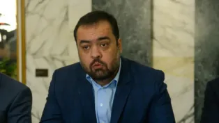 O governador Cláudio Castro está sentado em evento público