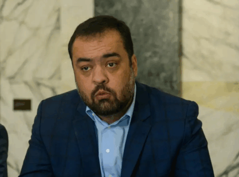 O governador Cláudio Castro está sentado em evento público