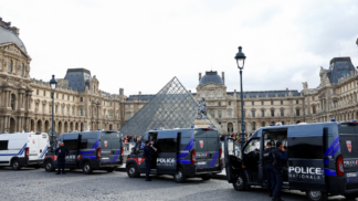 Veículos da polícia à frente do Museu do Louvre