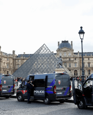 Veículos da polícia à frente do Museu do Louvre
