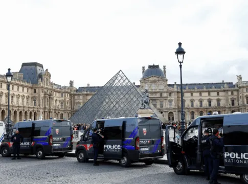 Veículos da polícia à frente do Museu do Louvre