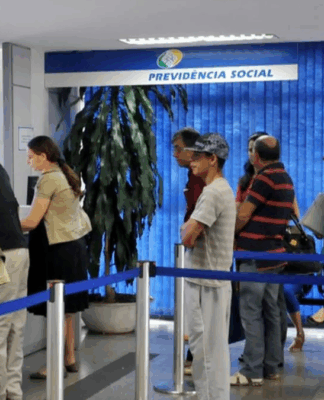 Pessoas em fila numa agência da Previdência Social