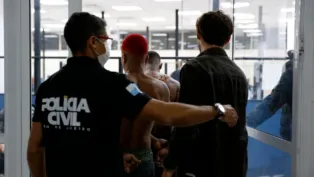 Policiais encaminham detidos na operação realizada no Rio