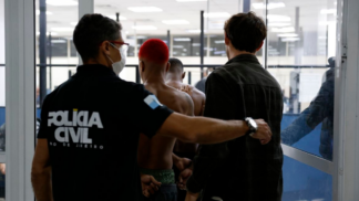 Policiais encaminham detidos na operação realizada no Rio