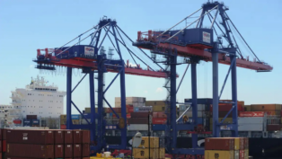 Contêineres e guindastes aparecem empilhados