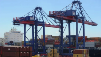 Contêineres e guindastes aparecem empilhados