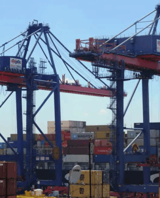 Contêineres e guindastes aparecem empilhados