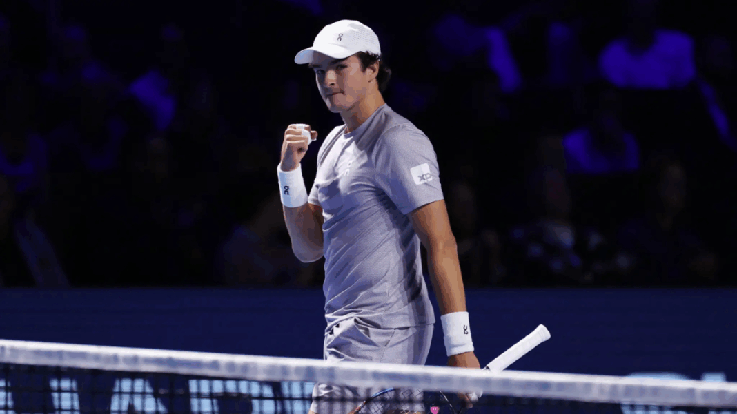 João Fonseca em quadra segurando raquete.
