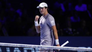 João Fonseca em quadra segurando raquete.