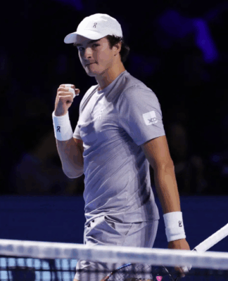 João Fonseca em quadra segurando raquete.
