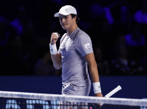 João Fonseca em quadra segurando raquete.