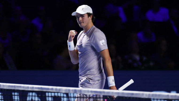 João Fonseca em quadra segurando raquete.