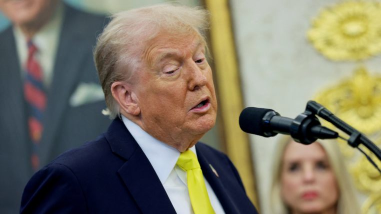 O presidente dos EUA, Donald Trump, discursa durante uma coletiva de imprensa no Salão Oval da Casa Branca, em Washington, D.C., EUA