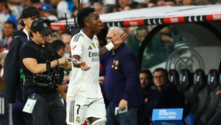 Vinícius Júnior gesticula em direção ao banco de reservas do Real Madrid
