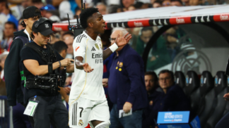 Vinícius Júnior gesticula em direção ao banco de reservas do Real Madrid