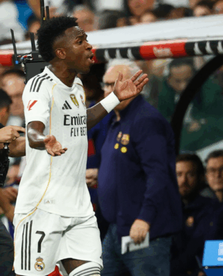 Vinícius Júnior gesticula em direção ao banco de reservas do Real Madrid
