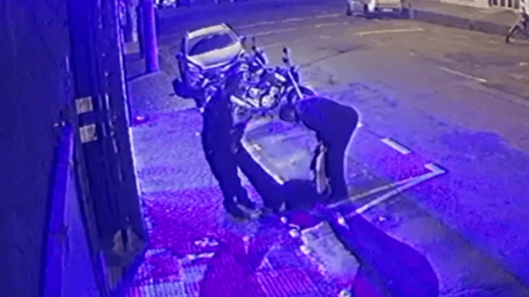 Imagem de câmera de segurança de adega agredindo uma pessoa