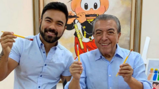 Mauro Sousa ao lado do pai Maurício de Sousa, em um estúdio de desenho