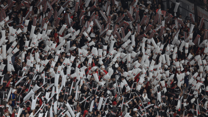 CONMEBOL aplica multas ao São Paulo por atraso e sinalizadores em partida contra a LDU