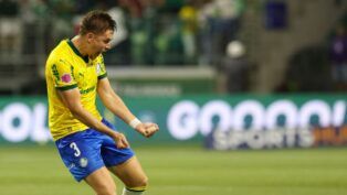 Bruno Fuchs celebra o gol contra o RB Bragantino