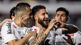 Jogadores do Santos comemoram gol de Zé Rafael