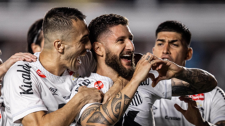 Jogadores do Santos comemoram gol de Zé Rafael