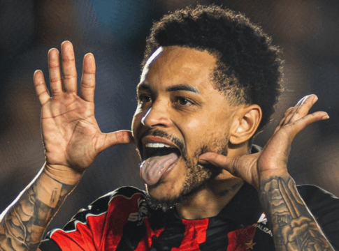 Matheuzinho comemora pênalti bem marcado pelo Vitória em jogo conta o Santos na Vila Belmiro