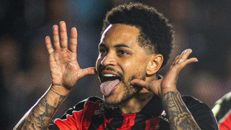 Matheuzinho comemora pênalti bem marcado pelo Vitória em jogo conta o Santos na Vila Belmiro