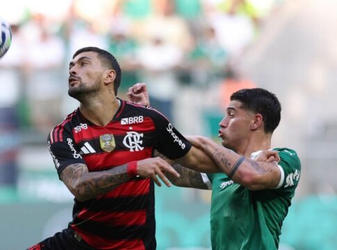 O jogador Emiliano Martínez, do Palmeiras, disputa bola com Arrascaeta do Flamengo