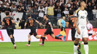 Maycon celebra o gol do Corinthians contra o Atlético-MG