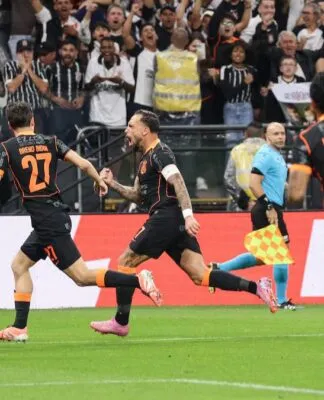 Maycon celebra o gol do Corinthians contra o Atlético-MG
