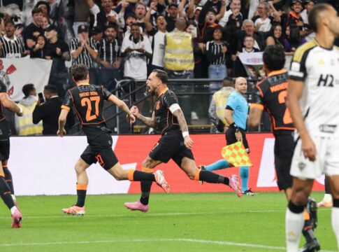 Maycon celebra o gol do Corinthians contra o Atlético-MG