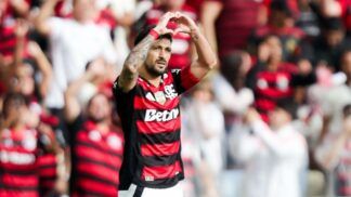 Arrascaeta celebra o gol contra o Palmeiras