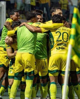 Elenco do Mirassol celebra gol contra o São Paulo