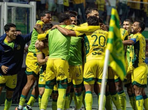 Elenco do Mirassol celebra gol contra o São Paulo