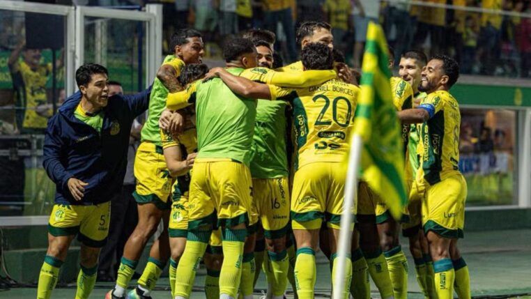 Elenco do Mirassol celebra gol contra o São Paulo
