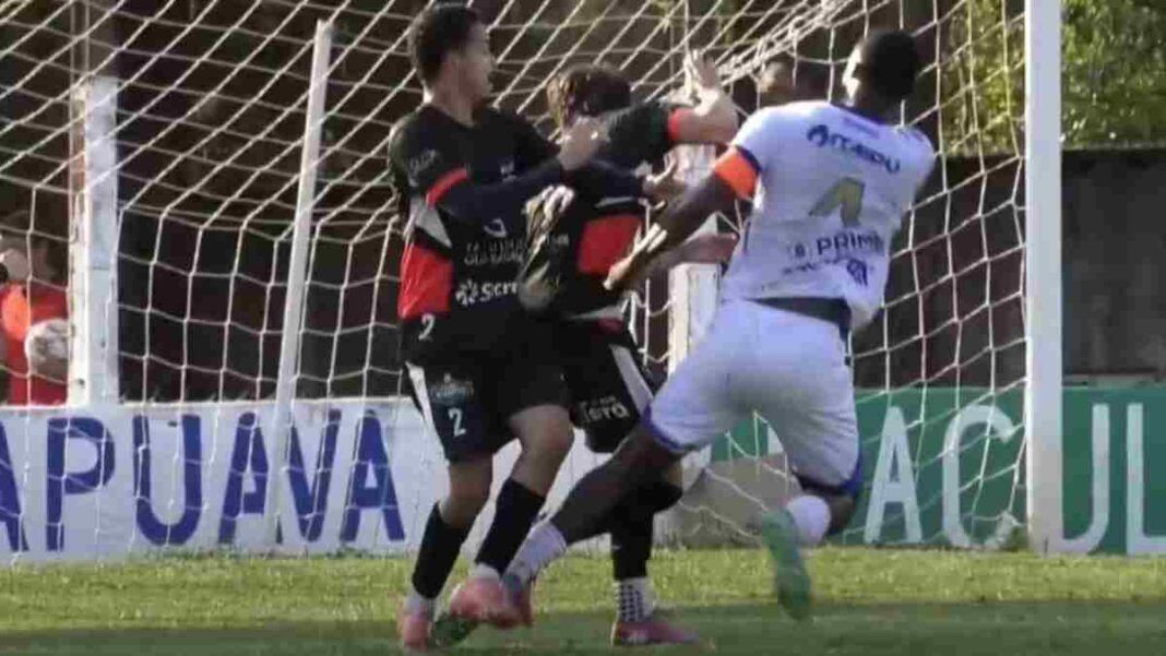 Atleta PV, do Nacional do Paraná, agride Diego, do Batel, após ser vítima de racismo