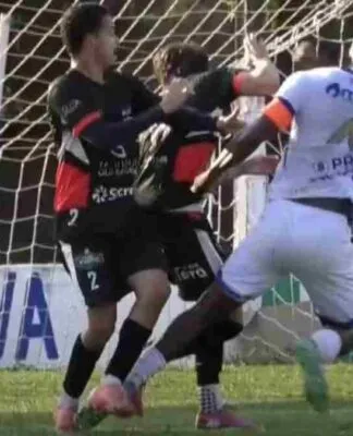 Atleta PV, do Nacional do Paraná, agride Diego, do Batel, após ser vítima de racismo