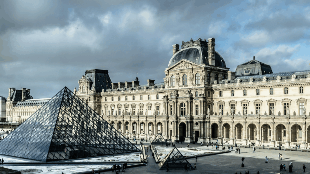 O Museu do Luvre, com sua icônica pirâmide de vidro, na França