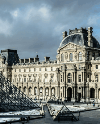 O Museu do Luvre, com sua icônica pirâmide de vidro, na França