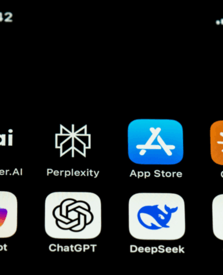 Em um fundo preto, há oito aplicativos de inteligência artificial.