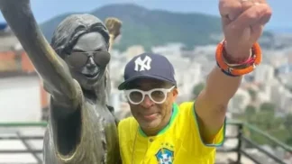 Spike Lee posa ao lado da estátua de Michael Jackson, no Morro de Santa Marta, no Rio de Janeiro