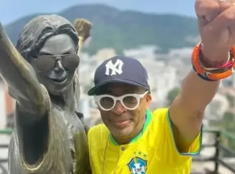 Spike Lee posa ao lado da estátua de Michael Jackson, no Morro de Santa Marta, no Rio de Janeiro